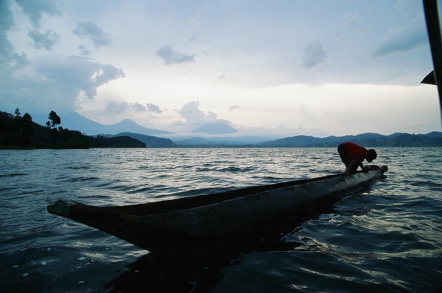 “Man and Boat” • Kodak Ektachrome E100 • Canon Rebel K2 35mm • Sigma 24-70mm f2.8 •••#boat #treetrunk #canoe #lake #uganda #film #filmphotography #kodak #ektachrome #E100 #Uganda #Africa #sunset #photography