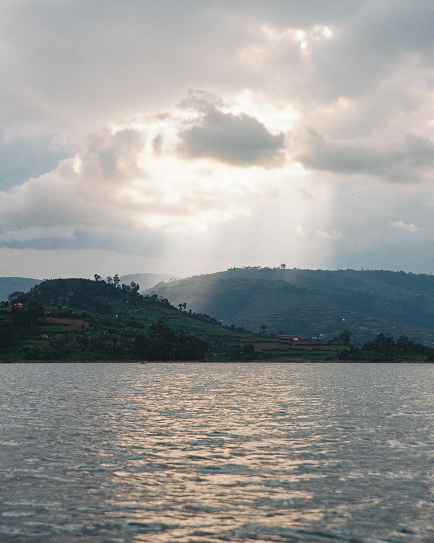 “Lit AF” • 35mm Kodak Ektar 100 • Canon Rebel K2 • Sigma 24-70mm f2.8 
•
•
•
#Kisoro #Uganda #Africa #EastAfrica #lake #lakebunyonyi #film #35mm #photography #photooftheday #travel #boating #light #lightrays #clouds #godlight